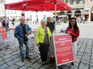 Infostand mit den Stadträtinnen Maria Haucke und Anja König, sowie Rolf Haucke und Harald Unfried